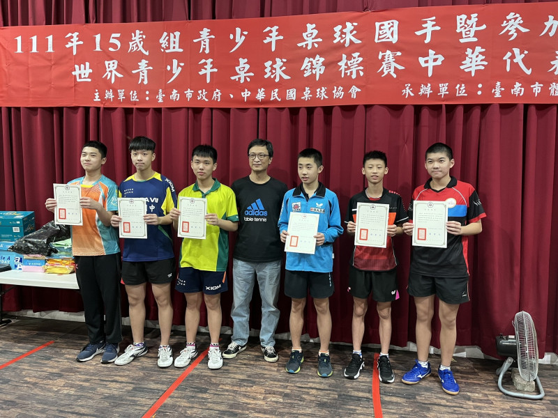 選手出身的林建民（中）當選桌協理事長。（本報資料照）