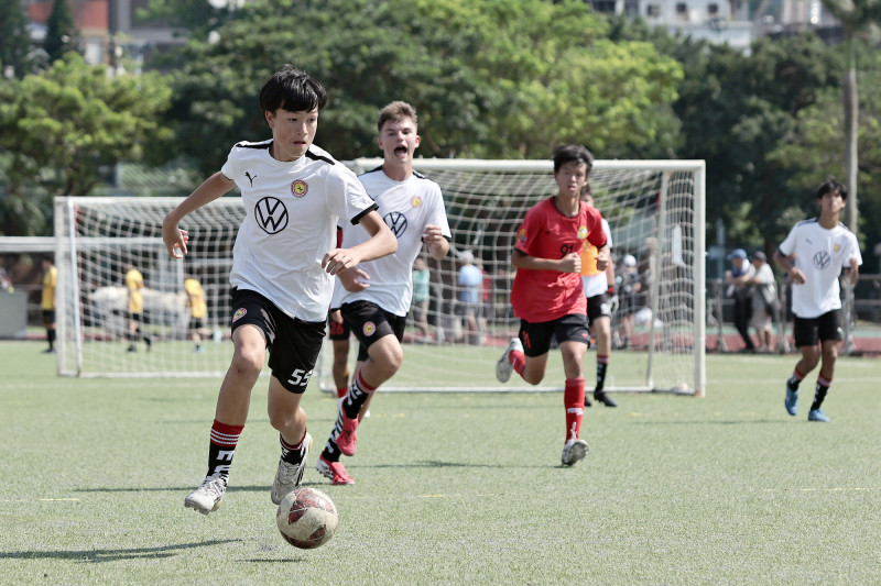 Koen Louwerier（左）率領MFA U15 Red隊以4：2擊敗新北航源-紅隊搶下首勝。（安聯人壽提供）