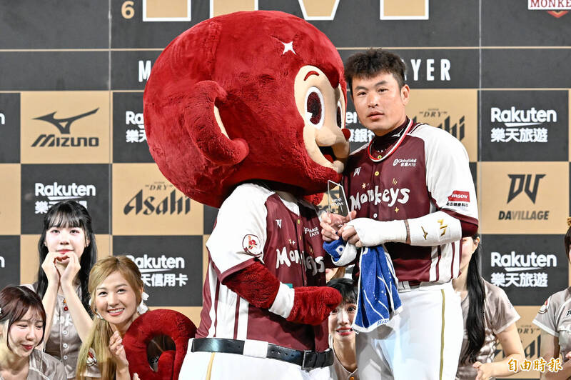 林泓育敲出再見安打，獲選單場MVP。（記者陳志曲攝）