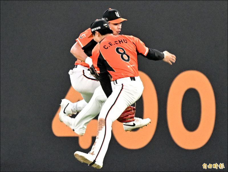 邱智呈（後）敲致勝安打助統一贏球，獲選單場MVP。（記者林正堃攝）