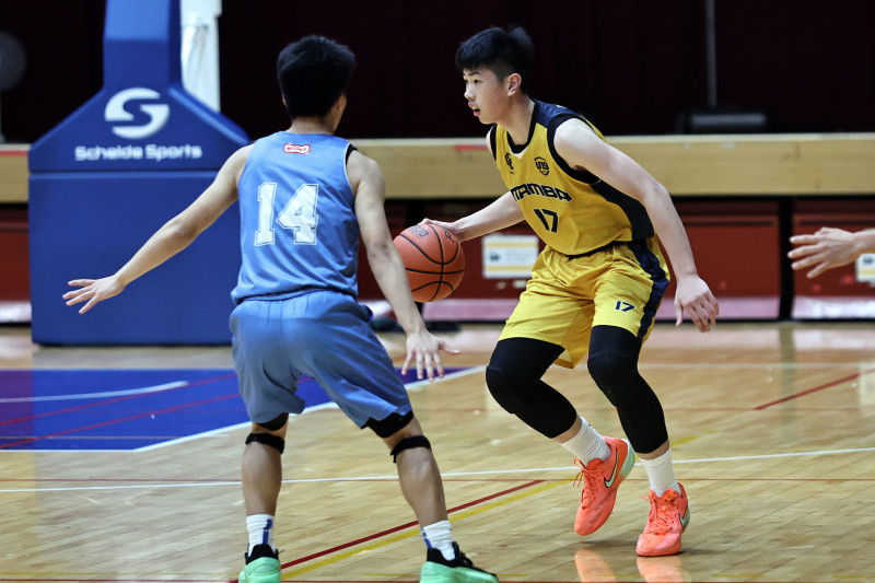 Mamba Select的林伯恩（右）在冠軍戰中被教練賦予重任改打控球。（U19籃球聯盟提供）