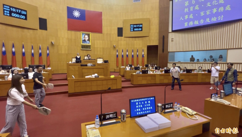 屏東縣議員許馨勻（左1）、黃明賢（左2）邀請屏縣府教育處長陳國祥（右3）、體發中心主任黃柏翰（右1）在議場內體驗匹克球運動。（記者羅欣貞攝）