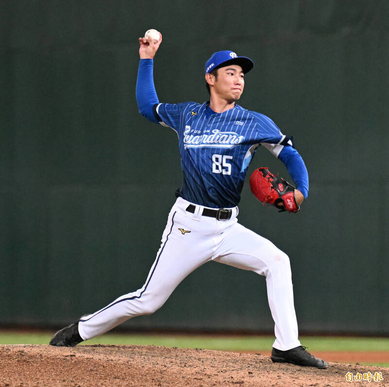 富邦野手劉俊豪初登板投球。（資料照，記者李惠洲攝）