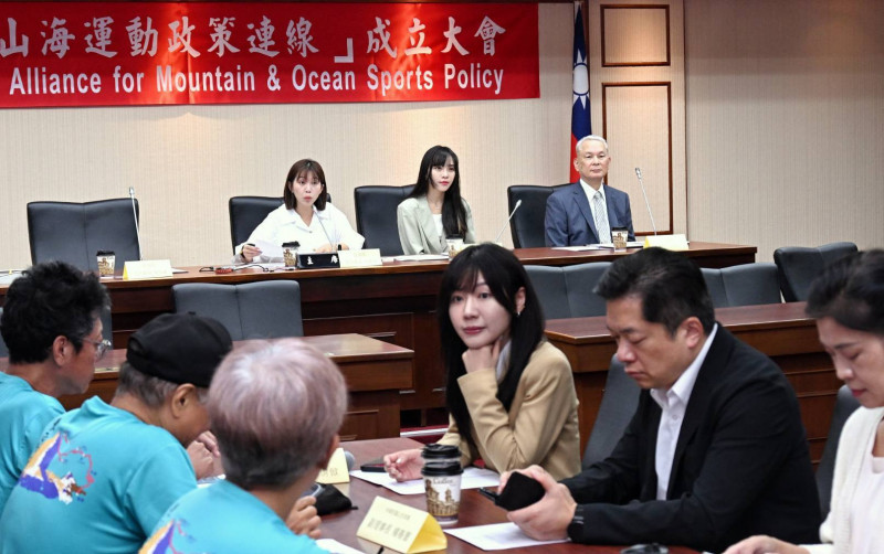 立法院今舉行「山海運動政策連線成立大會」記者會，民進黨立委張雅琳、黃捷及吳沛憶等人出席。（記者方賓照攝）