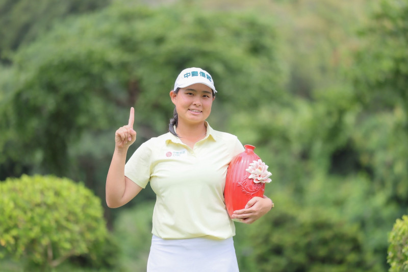 中國信託銀行贊助的「中國信託女子高爾夫之星」俞涵軒今日於TLPGA「臺灣強女子公開賽」封后，這也是她職業生涯第二座冠軍獎盃。（TLPGA提供）