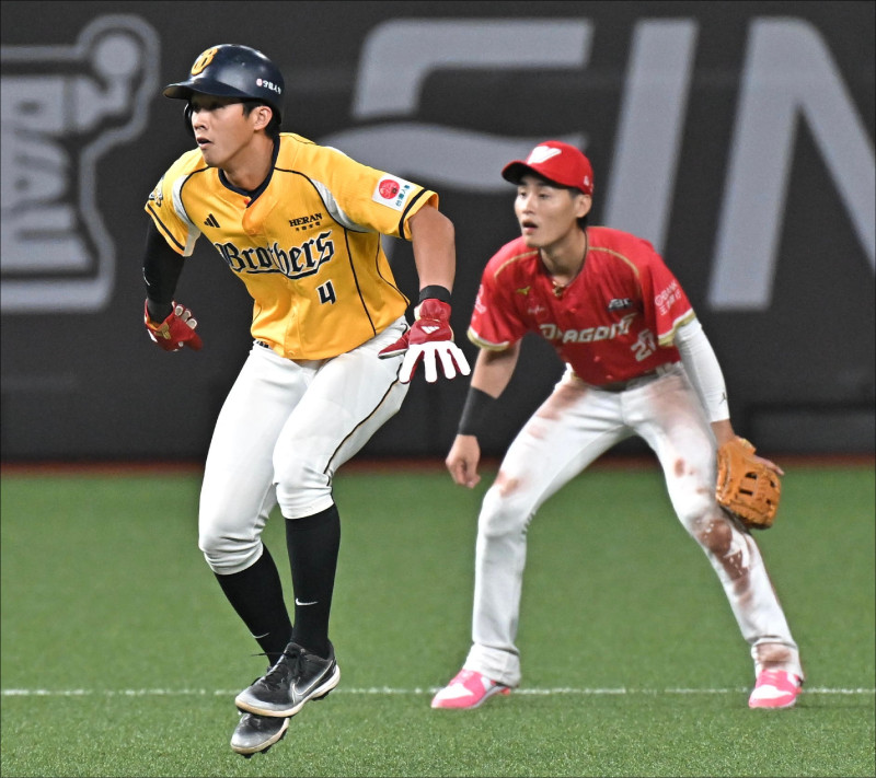 張家兄弟檔張政禹（後）與張士綸5月22日同場較勁。（資料照）