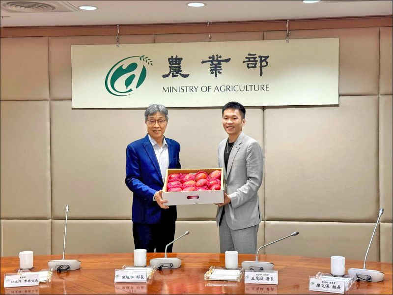 運動部部長李洋（右）拜會農業部部長陳駿季。（農業部提供）