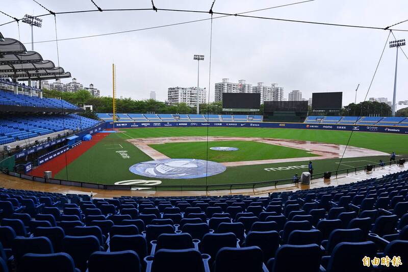 新莊棒球場因雨延賽。（資料照，記者陳逸寬攝）