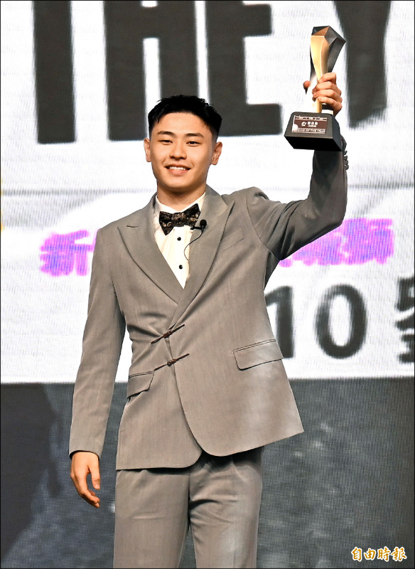 攻城獅劉丞勳獲得年度新人。（記者王藝菘攝）
