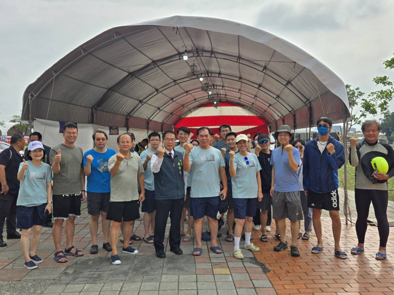 台南市長黃偉哲視察龍舟賽練習情形並為選手加油。（南市體育局提供）
