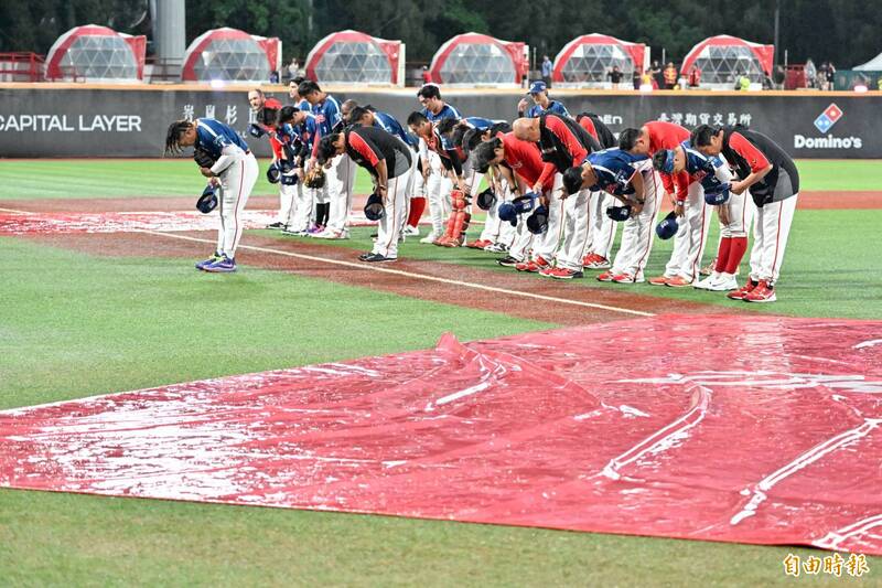 受到雨勢影響，天母球場味全龍對中信兄弟延賽。（記者陳志曲攝）