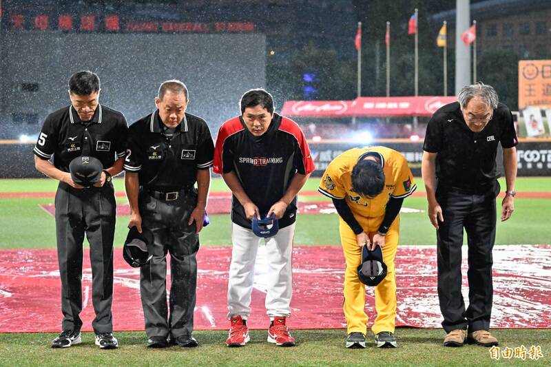 受到雨勢影響，天母球場味全龍對中信兄弟延賽。（記者陳志曲攝）