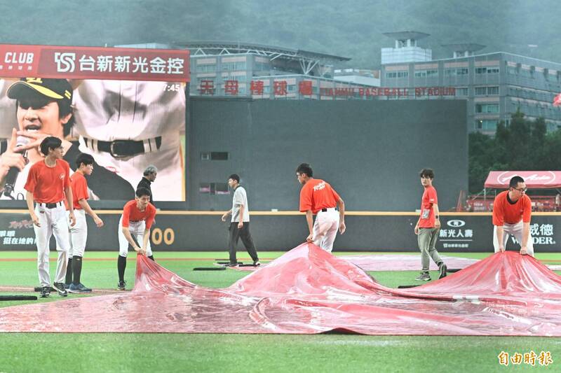 受到雨勢影響，天母球場味全龍對中信兄弟延賽。（記者陳志曲攝）