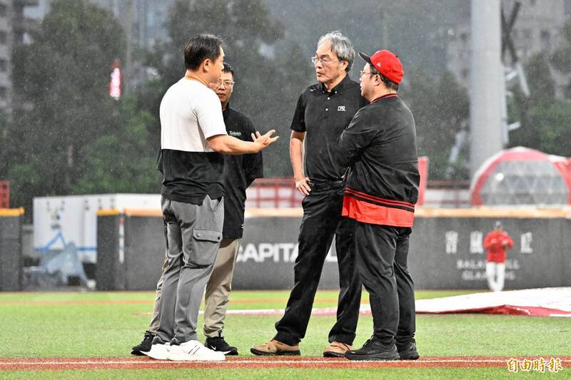 兩隊領隊與聯盟副秘書長王惠民討論是否延賽。（記者陳志曲攝）