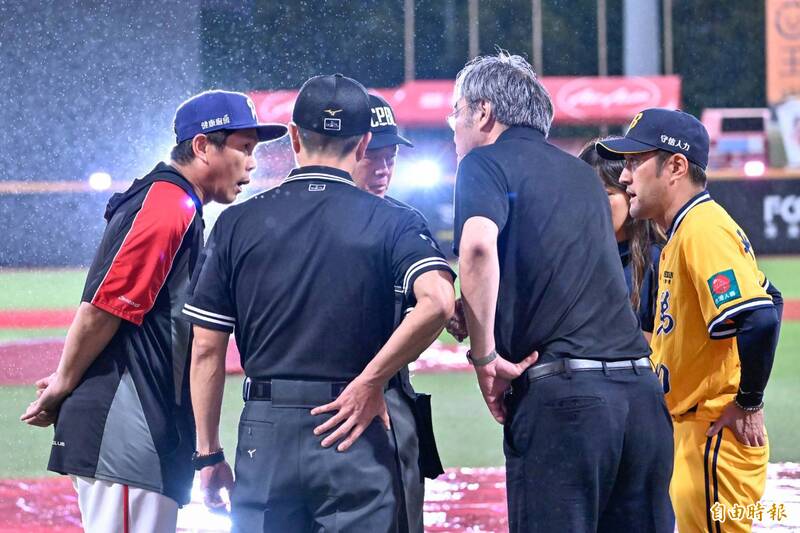 受到雨勢影響，天母球場味全龍對中信兄弟延賽。（記者陳志曲攝）