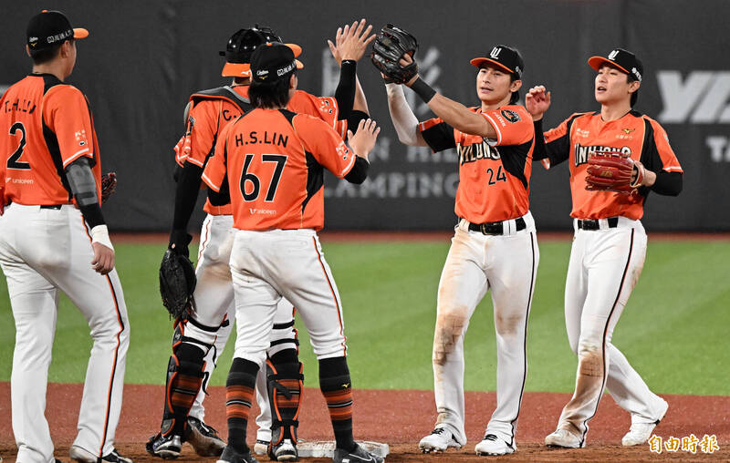 統一獲勝，敲出5支安打的陳傑憲（右二）獲選單場MVP。（記者林正堃攝）