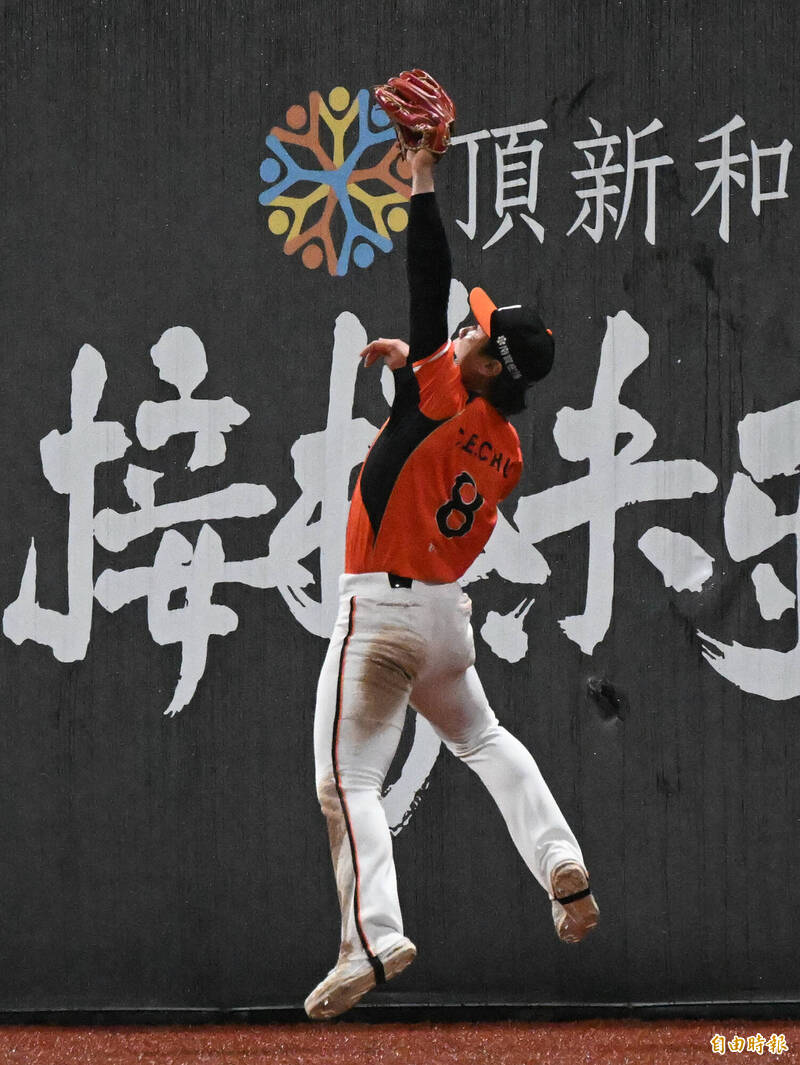 朱迦恩接殺朱育賢擊出的深遠飛球。（記者林正堃攝）