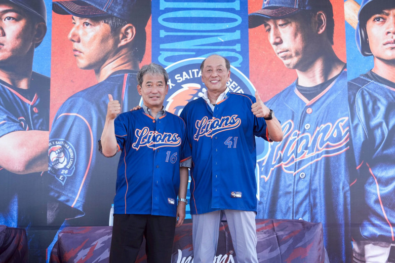 統一獅台日雙獅會，西武獅黃金世代球星渡邊久信（右）、潮崎哲也出席訪談見面會。（統一獅提供）