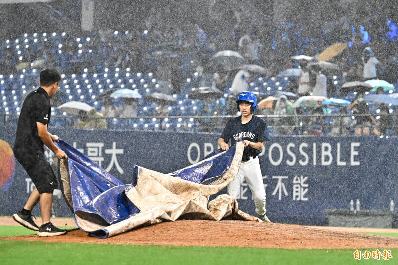 現場下起大雨。（記者陳志曲攝）