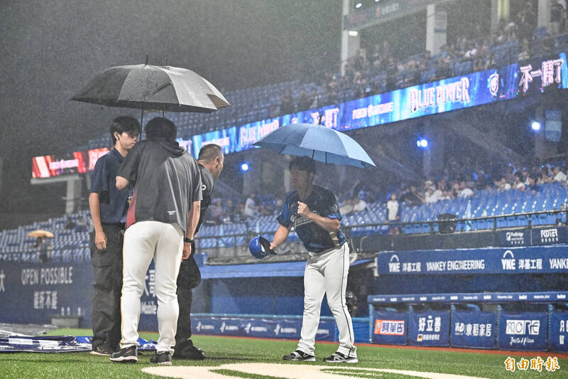 新莊賽事因雨勢不斷，最終裁定樂天桃猿以3比1擊敗富邦悍將，雙方總教練及主審向球迷鞠躬致意。（記者陳志曲攝）