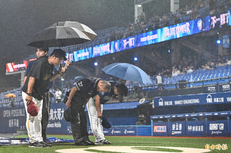 新莊賽事因雨勢不斷，最終裁定樂天桃猿以3比1擊敗富邦悍將，雙方總教練及主審向球迷鞠躬致意。（記者陳志曲攝）
