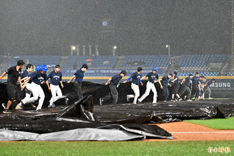 現場下起大雨。（記者陳志曲攝）