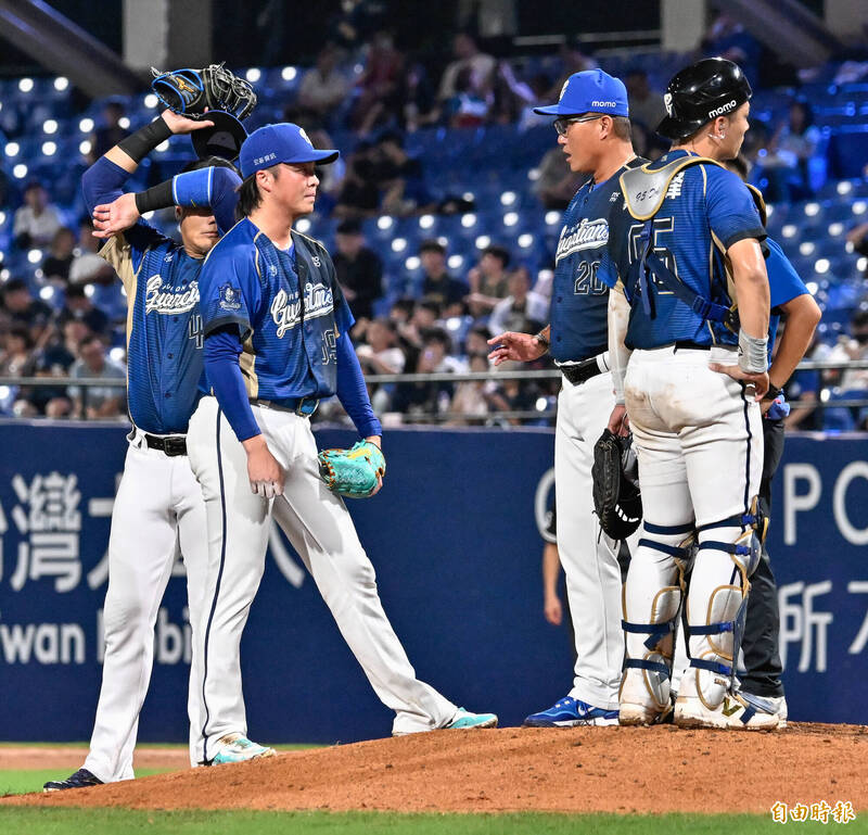 富邦悍將先發投手鈴木駿輔。（記者陳志曲攝）