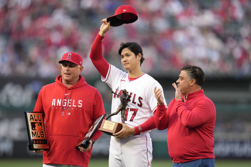 大谷翔平（中）、天使總經理米納斯安（右）。（資料照，美聯社）