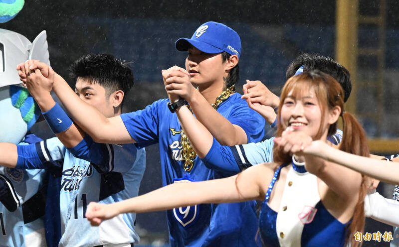 富邦悍將李東洺拿下本季第10勝，獲選單場MVP。（記者林正堃攝）