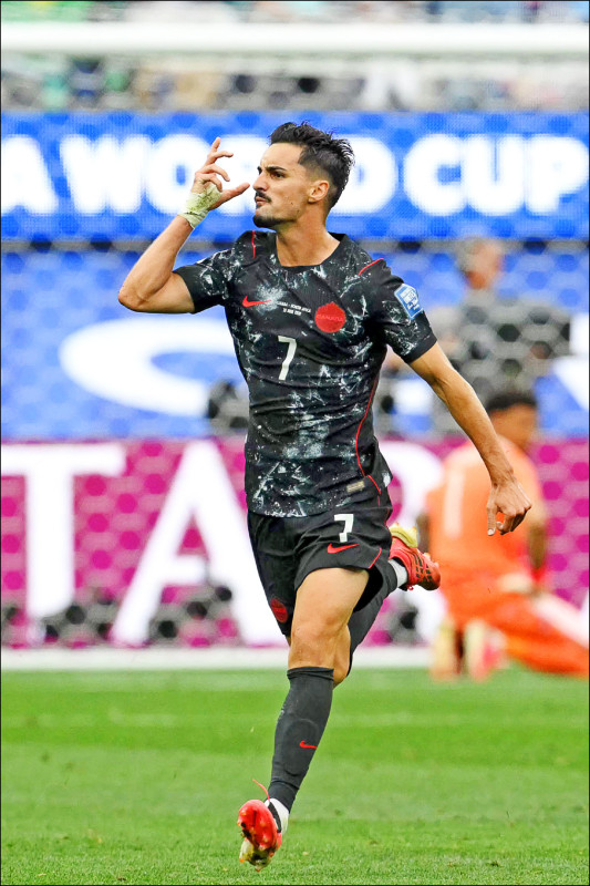 痛失雙親的尤斯塔基歐成為加拿大首闖世界盃16強的致勝功臣。（法新社）