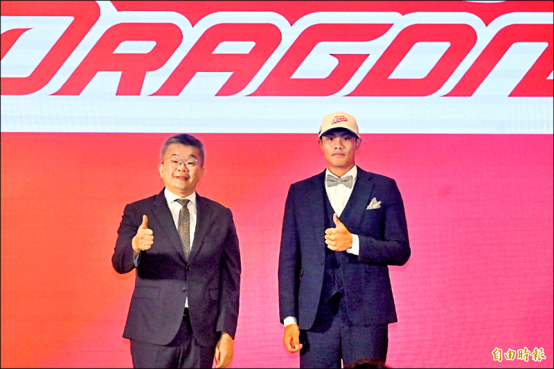 味全龍選秀狀元廖永詮（右）與中職會長蔡其昌合影。（記者廖耀東攝）