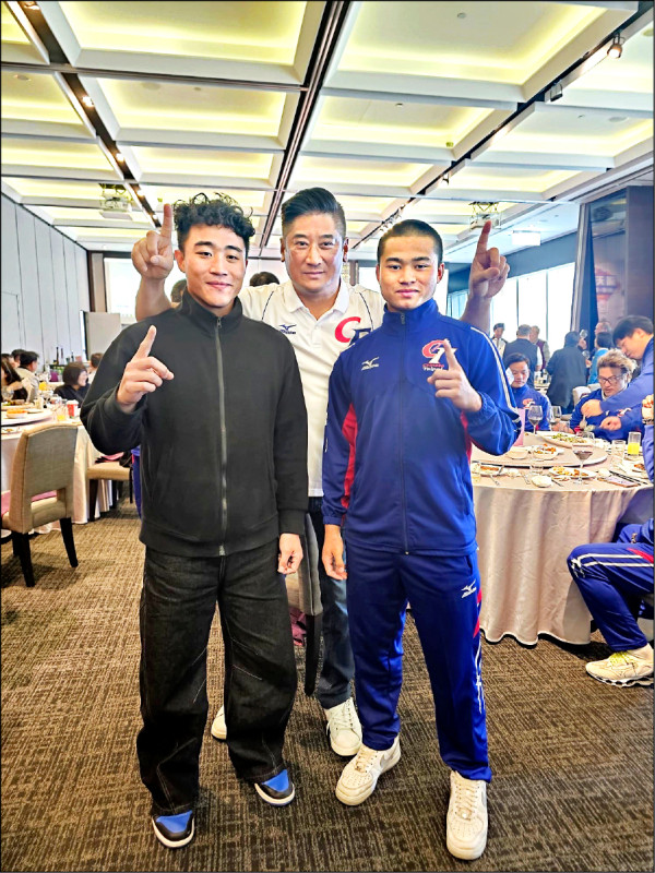 中信慈善基金會董事長辜仲諒（中）與普悠瑪事故倖存者、中信科大棒球隊球員王羽飛（左）及其胞弟、U15亞洲盃棒球賽國手王羽翔（右）於中華棒協感恩餐會相見歡，勉勵兩人持續在棒球路前進。（中信託慈善基金會提供）