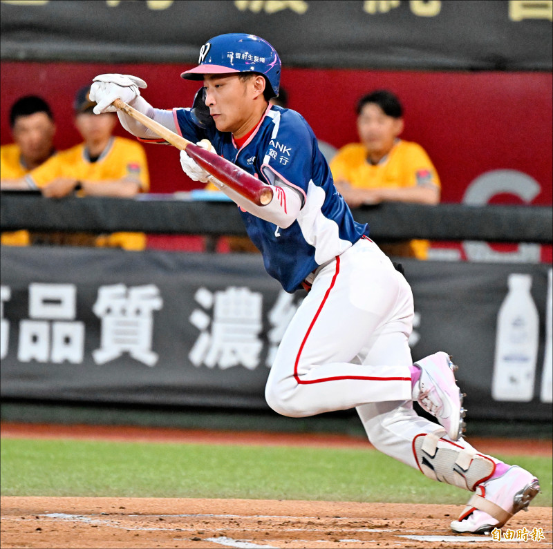 味全龍郭天信擺短棒點成內野安打。（記者林正堃攝）