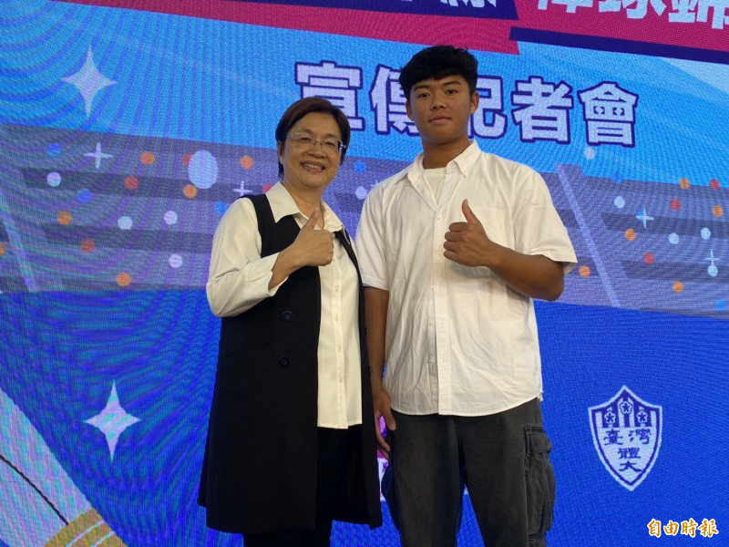 彰化縣長王惠美為彰化囝仔圓夢職棒新人黃靖智加油打氣，誇讚他很棒。（記者張聰秋攝）