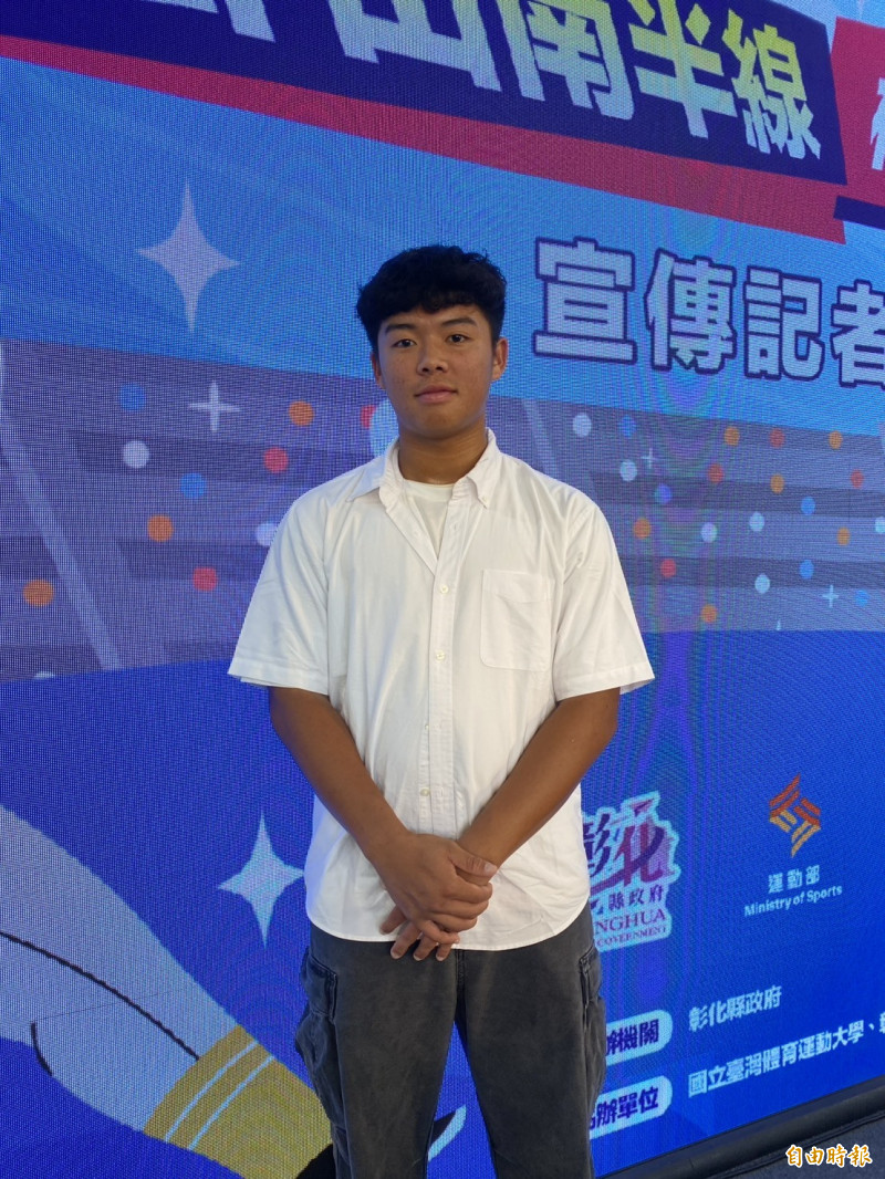 剛獲選職棒統一獅捕手新人的黃靖智，今天參加彰化縣府棒球賽記者會，展現陽光男孩的朝氣。（記者張聰秋攝）