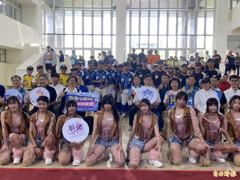 彰化縣政府今天在縣府中庭舉辦北卦山南半線棒球錦標賽宣傳記者會，邀請多位彰化出身的棒球選手參加，場面熱鬧滾滾。（記者張聰秋攝）
