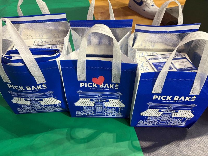 關達祐買蛋塔慰勞全隊。（籃協提供）