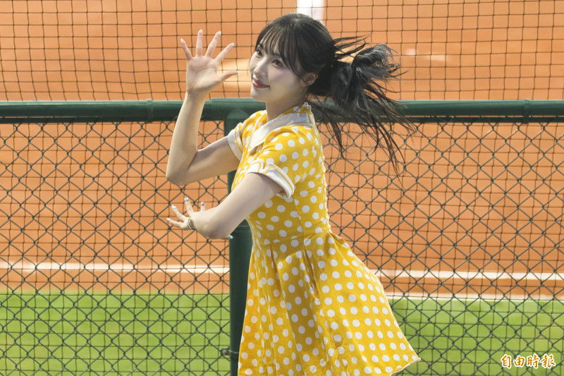 啦啦隊十分熱情的表演，「髮香區」擠滿人。（記者劉人瑋攝）