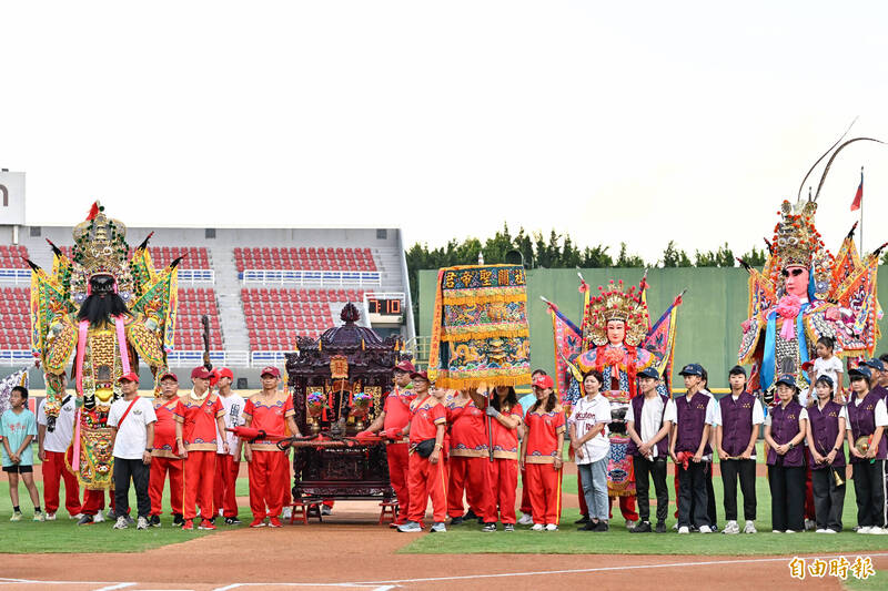 大溪普濟堂關聖帝君壓軸登場與神將就定位。（記者陳志曲攝）