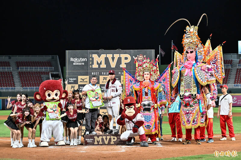 樂天桃猿李勛傑拿下單場MVP，賽後與神將合影。（記者陳志曲攝）