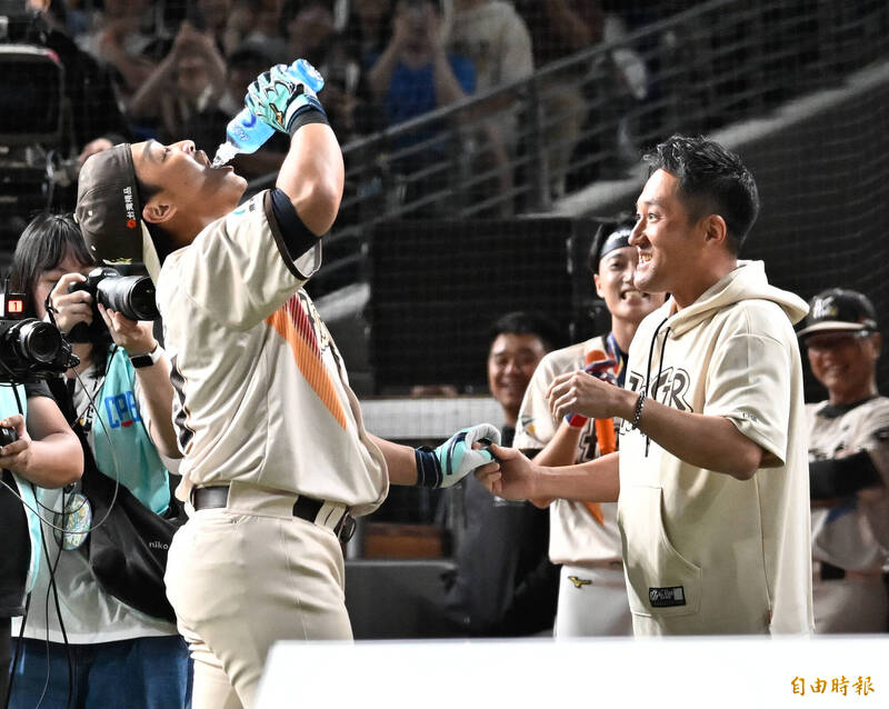 中信兄弟總教練平野惠一（右）與子弟兵王政順（左）開心互動。（記者陳志曲攝）