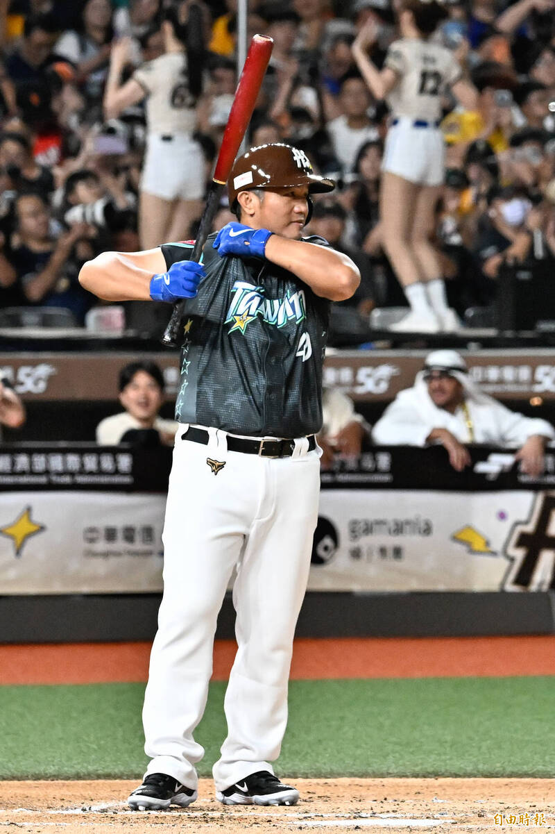 張泰山代打敲安。（記者陳志曲攝）