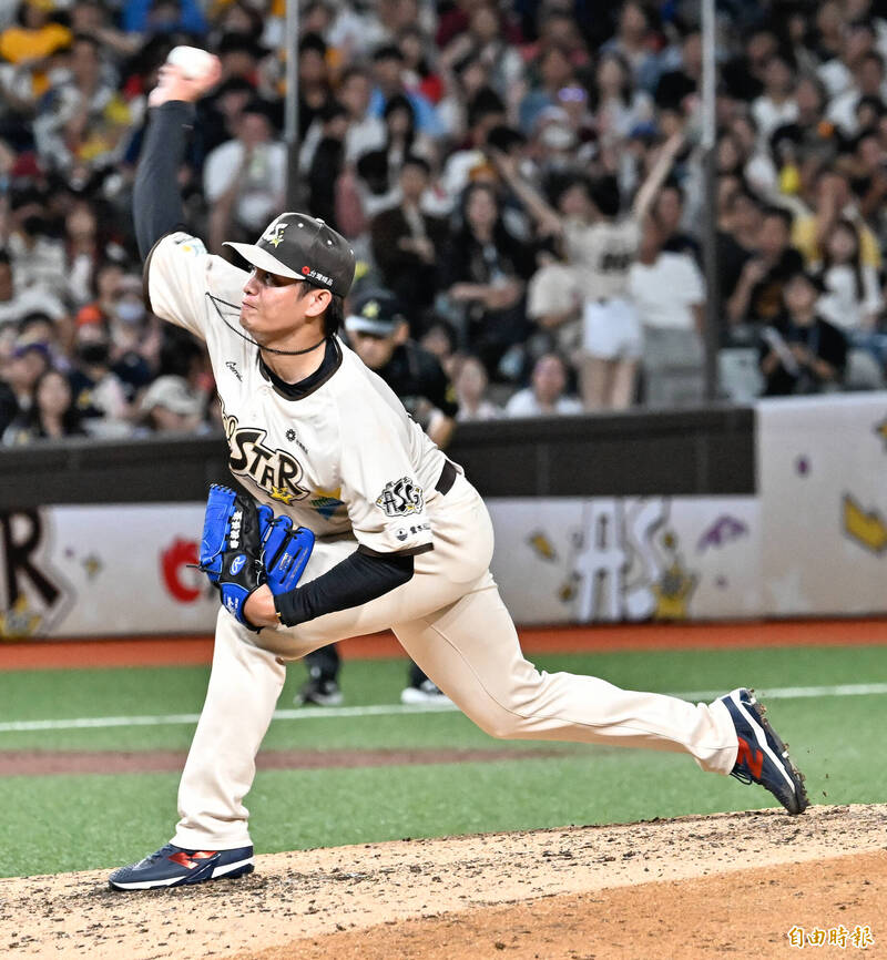 明星隊張奕接替投球。（記者陳志曲攝）