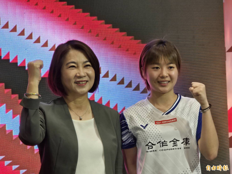 縣長周春米與世界排名96名、全國羽球排名賽女單冠軍王珮伃。（記者葉永騫攝）