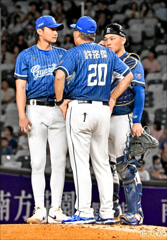 悍將先發投手李東洺遇亂流掉分，投完5局退場無關勝敗。（記者陳志曲攝）