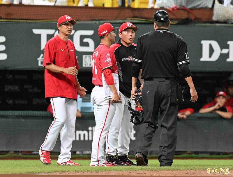 味全龍總教練葉君璋整向主審抗議表達訴求。（記者李惠洲攝）
