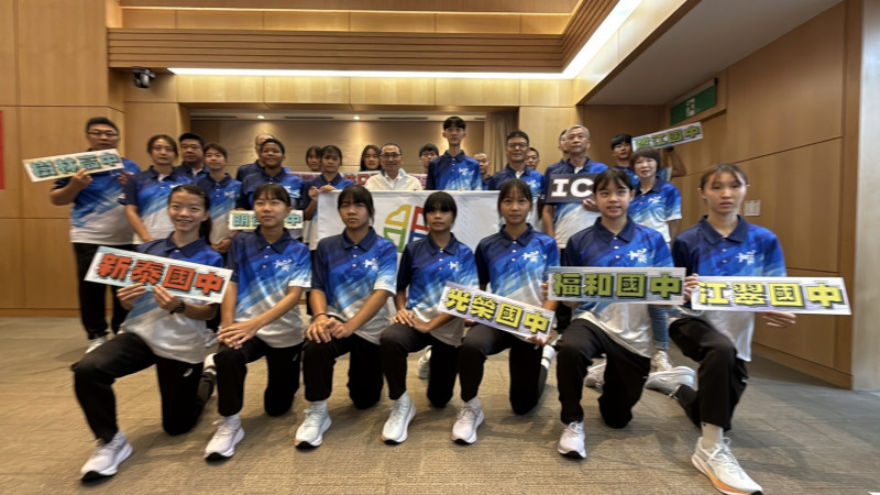 國際少年運動會將於8月1日至6日在花蓮縣舉行，新北市遴選18名選手組成代表隊，今天在市政會議授旗。（記者賴筱桐攝）