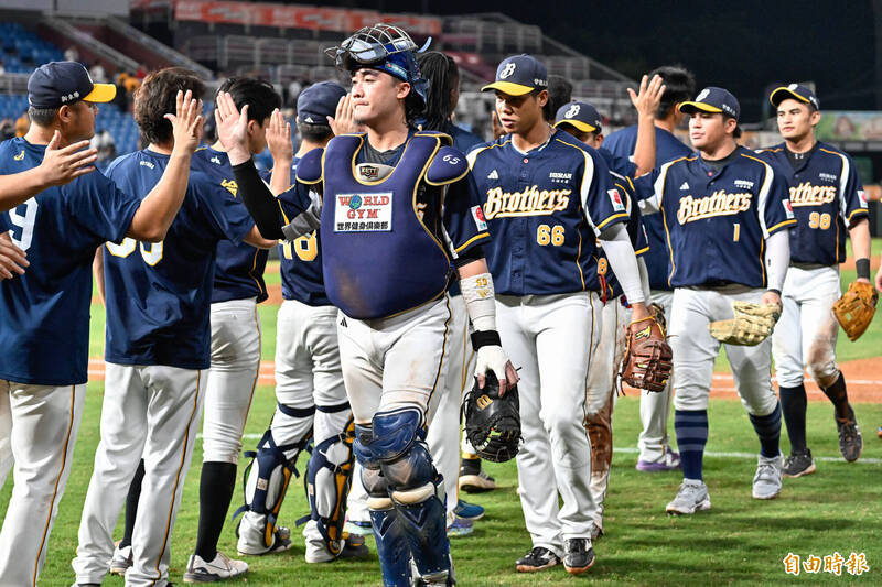 中信兄弟高宇杰（中）獲選單場MVP。（記者陳志曲攝）