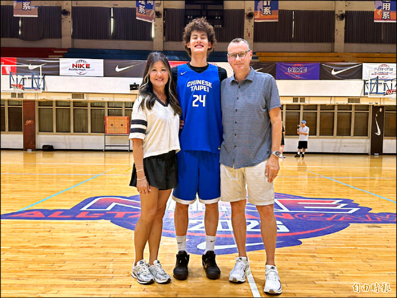 陳卡特昨在U18亞洲盃男籃集訓首度亮相，與到場的雙親合影。（記者盧養宣攝）