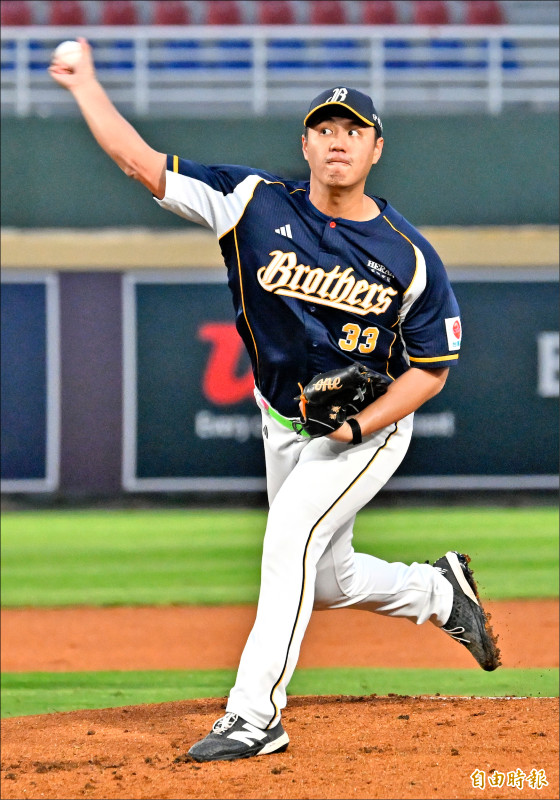 中信兄弟鄭浩均昨先發6局失4分，靠隊友火力奧援拿下本季第4勝。（記者陳志曲攝）